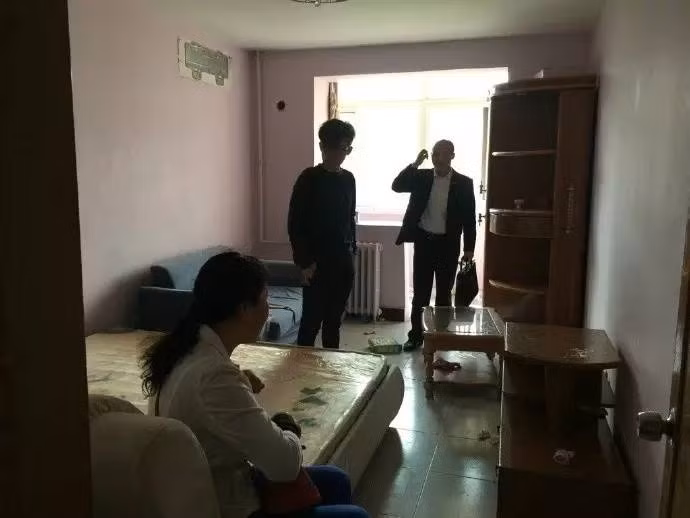 Ngân sách hạn chế nên cặp đôi chỉ có thể mua được một căn nhà cũ. Ngôi nhà nhỏ có một phòng khách hẹp, cánh cửa cũng cũ kỹ, tất cả đồ nội thất đều đã hỏng, nơi duy nhất có thể tạm ổn là phòng ngủ. Tuy nhiên phòng ngủ cũng quá bé và chật chội, ban công nối ra khá dài.