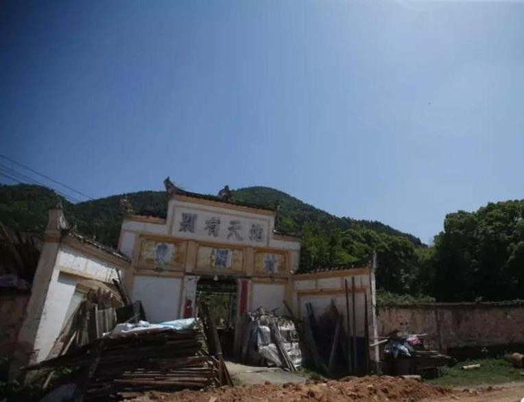 Trong ảnh là làng tái định cư của người dân sau khi hồ nhân tạo được xây dựng.