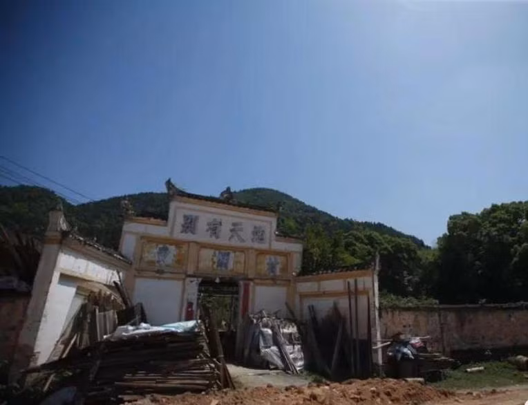 Trong ảnh là làng tái định cư của người dân sau khi hồ nhân tạo được xây dựng.