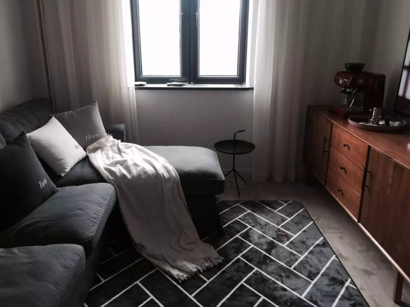 Phòng khách được trang hoàng theo gam màu xám, trắng, hiện đại, mạnh mẽ như cũng rất hài hòa.