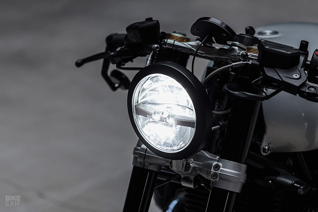 Mẫu xe hoàn thiện với nhiều phụ tùng hàng hiệu như bảng đồng hồ Motogadget, đèn xi nhan Kellerman Atto, bộ lốp Pirelli Angle GT…Nước sơn được Adrian Flor thực hiện với sự phối trộn màu đen, bạc và vàng. Cặp giảm xóc trước cũng được chuyển từ màu vàng sang đen để hòa hợp.