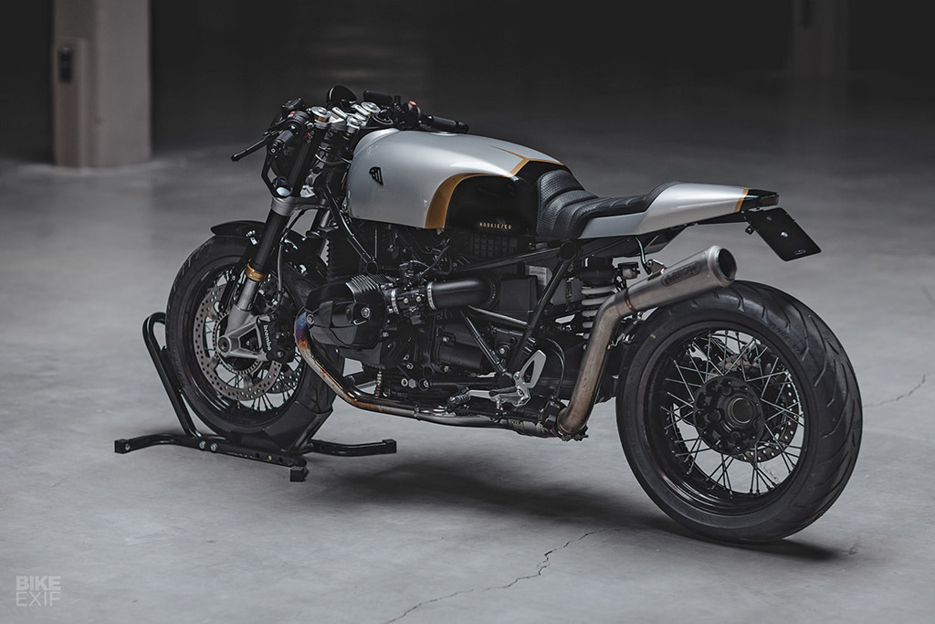 Như các mẫu độ trước đây của Hookie, việc đầu tiên là tháo dỡ toàn bộ. Khi nhìn thấy mớ dây điện và vô vàn hộp điều khiển, họ biết đây không phải là việc dễ dàng. Bộ ABS, bơm xăng và pô e được giữ nguyên vị trí. Hệ thống xả được thay mới bằng sản phẩm của Arrow.