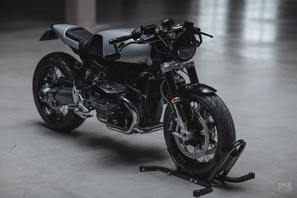 Vị khách người Thụy Sỹ mang đến mẫu xe BMW R nineT mới toanh với yêu cầu biến nó thành môtô cổ điển. “Anh ấy đưa ra ý tưởng mượn phong cách chiếc Brough Superior SS100 và tôi cũng rất thích nó. Thay đổi R nineT theo phong cách này hứa hẹn nhiều điều thú vị”, Nico chia sẻ.