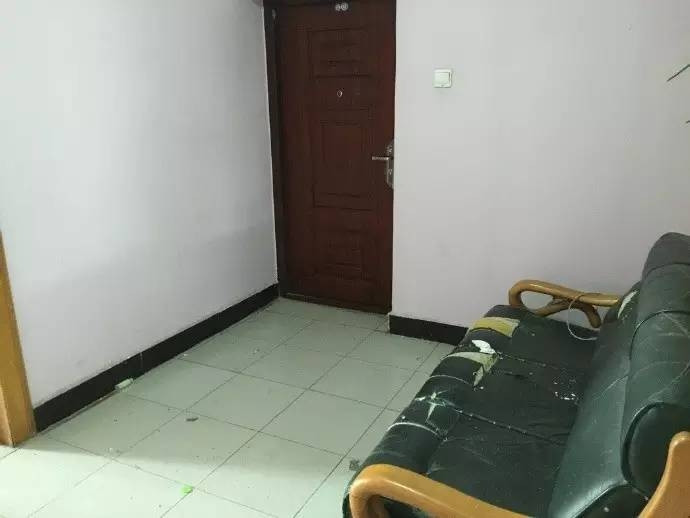 Cả hai đều thuộc thế hệ 8x, Jacob làm trong ngành tài chính còn Allen bắt đầu kinh doanh. Họ đã gặp gỡ và bên nhau trong 10 năm, khi kết hôn cũng rất thuận lợi. Tuy nhiên việc mua một ngôi nhà đã trở thành vấn đề lớn vì cả hai đều không có nhiều tiền.