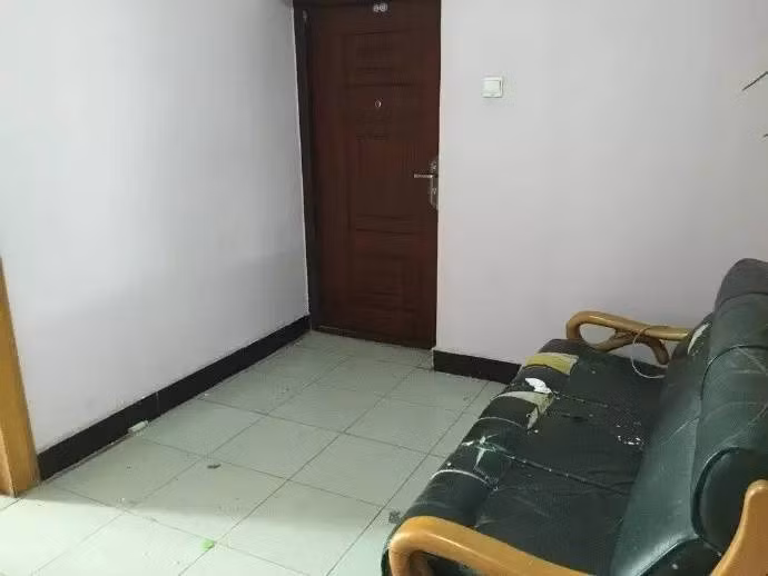 Cả hai đều thuộc thế hệ 8x, Jacob làm trong ngành tài chính còn Allen bắt đầu kinh doanh. Họ đã gặp gỡ và bên nhau trong 10 năm, khi kết hôn cũng rất thuận lợi. Tuy nhiên việc mua một ngôi nhà đã trở thành vấn đề lớn vì cả hai đều không có nhiều tiền.