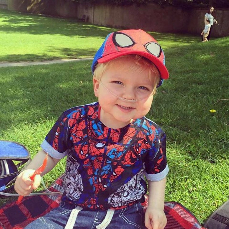 Các bác sĩ đã hóa trị sớm cho Dylan, thế nhưng tình trạng của cậu bé xấu đi nhanh chóng. Chỉ 3 tháng sau, cậu bé đã có những triệu chứng của nhiễm trùng phổi và sốt tới 40 độ. Cơ thể bé nhỏ của Dylan không chịu nổi nhiệt độ sốt cao như vậy nên thường bị tê liệt, cũng đã có lúc ngừng thở và nguy hiểm đến tính mạng.