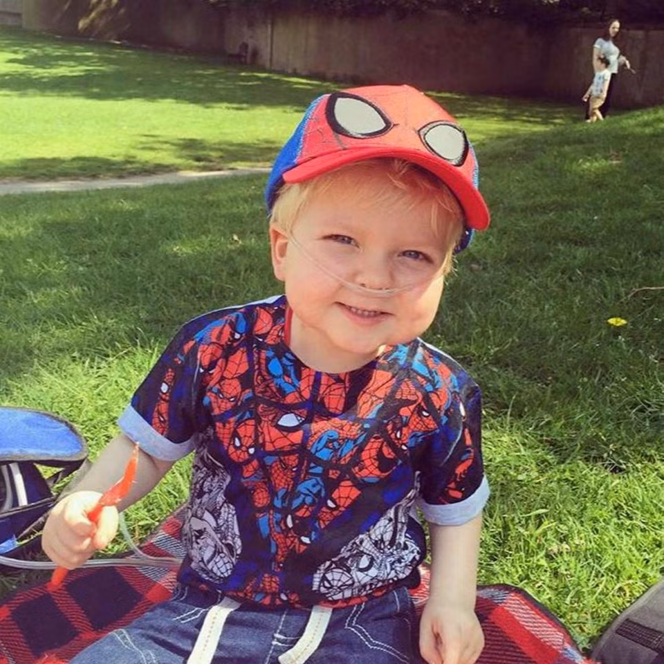 Các bác sĩ đã hóa trị sớm cho Dylan, thế nhưng tình trạng của cậu bé xấu đi nhanh chóng. Chỉ 3 tháng sau, cậu bé đã có những triệu chứng của nhiễm trùng phổi và sốt tới 40 độ. Cơ thể bé nhỏ của Dylan không chịu nổi nhiệt độ sốt cao như vậy nên thường bị tê liệt, cũng đã có lúc ngừng thở và nguy hiểm đến tính mạng.