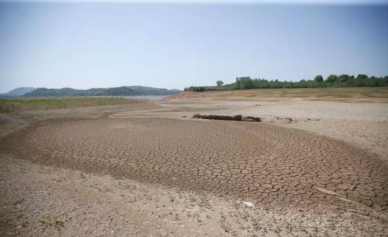 Đáy hồ cạn trơ, lộ ra những tàn tích về ngôi làng cổ.