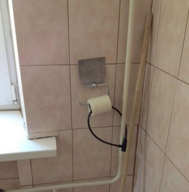 Không ai có thể hiểu được, tại sao chú nhân ngôi nhà phải dùng cả khóa bảo vệ cho một cuộn giấy vệ sinh.