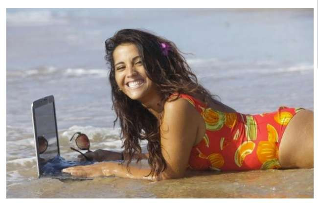 Rất nhiều người không hiểu nổi hành động của cô gái này. Họ cũng cho rằng cô nàng chưa biết rằng chiếc máy tính xách tay của mình sẽ bị hỏng khi xuống biển.