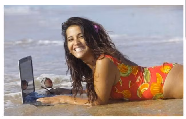 Rất nhiều người không hiểu nổi hành động của cô gái này. Họ cũng cho rằng cô nàng chưa biết rằng chiếc máy tính xách tay của mình sẽ bị hỏng khi xuống biển.