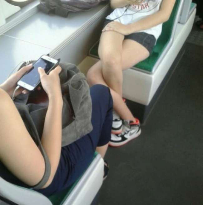 Bức ảnh ấn tượng này khiến nhiều người tưởng rằng đó là hình ảnh photoshop, thế nhưng hoàn toàn không phải, đây là hình ảnh gốc. Và lý do khiến cô gái trẻ bẻ quặt chân mình thì mãi mãi là suy đoán của mọi người.