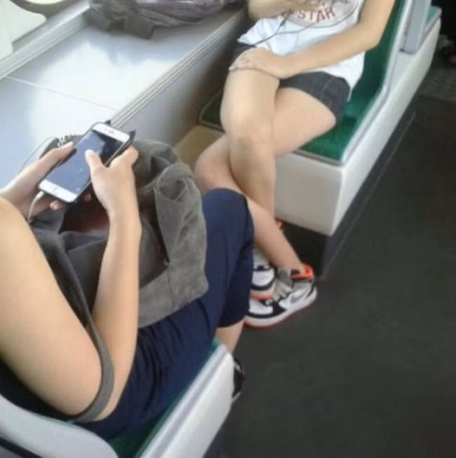 Bức ảnh ấn tượng này khiến nhiều người tưởng rằng đó là hình ảnh photoshop, thế nhưng hoàn toàn không phải, đây là hình ảnh gốc. Và lý do khiến cô gái trẻ bẻ quặt chân mình thì mãi mãi là suy đoán của mọi người.