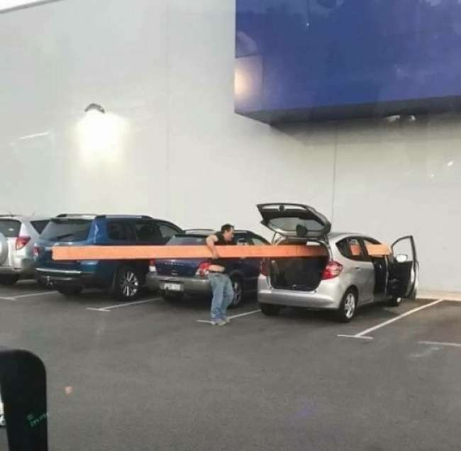 Không ai hiểu nổi tại sao người đàn ông này lại có "sáng kiến" dùng ô tô của mình chở một vật nặng có chiều dài gấp 3 lần chiếc xe.