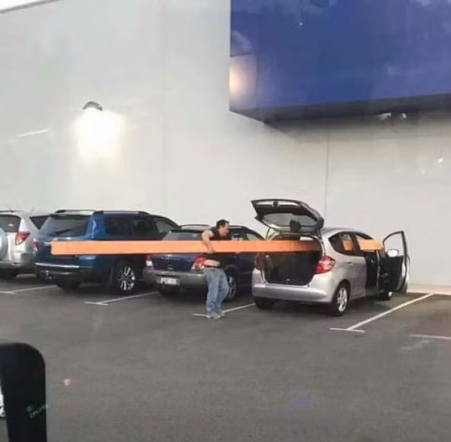 Không ai hiểu nổi tại sao người đàn ông này lại có "sáng kiến" dùng ô tô của mình chở một vật nặng có chiều dài gấp 3 lần chiếc xe.