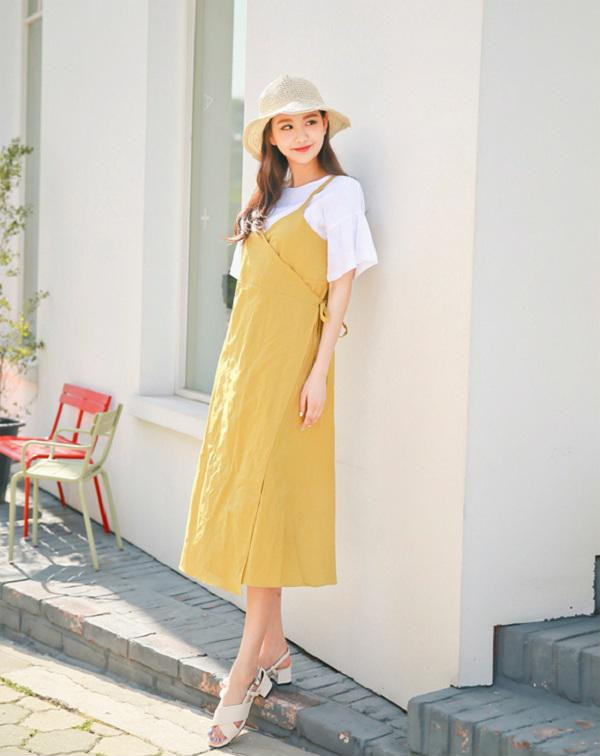 Phối váy dài màu vàng tươi với áo thun trơn, đi sandal cũng là cách lựa chọn quần áo đi biển cực kỳ phù hợp - Ảnh: Internet