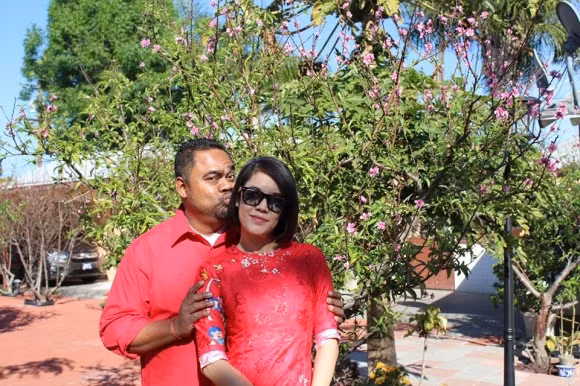 Thu Phương và ông xã tình cảm như lúc mới yêu.