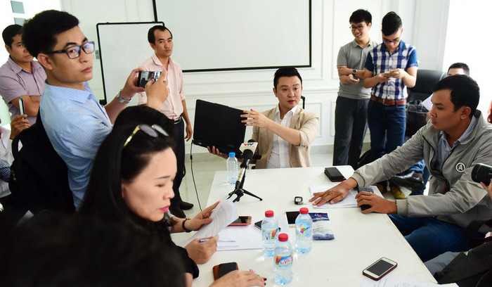 Trong buổi họp báo ngày 11/4, ông Diệp Khắc Cường (ngồi đầu bàn) - chủ tịch HĐQT, tổng giám đốc Công ty CP đầu tư và phát triển Mạng lưới hữu nghị (FNC) - lên tiếng phủ nhận việc liên quan đến đường dây lừa đảo tiền ảo - Ảnh: QUANG ĐỊNH