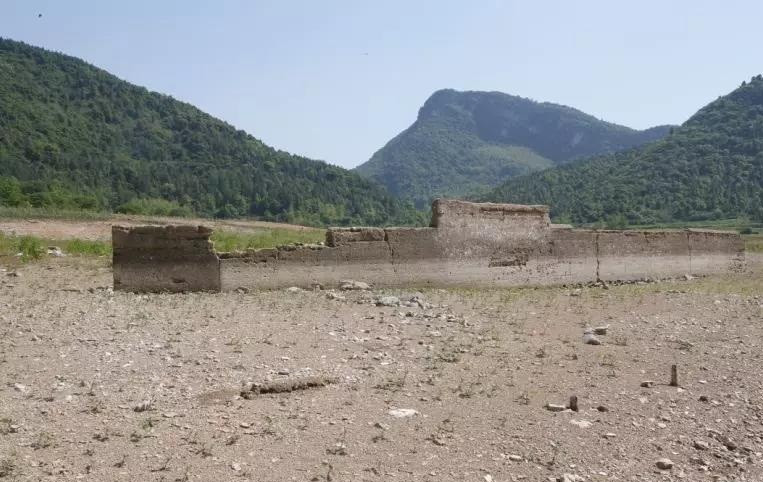 Chúng mặc dù là vô tri, vô giác nhưng chính là những nhân chứng im lặng, ghi lại một thời huy hoàng, nhộn nhịp tại nơi đây.