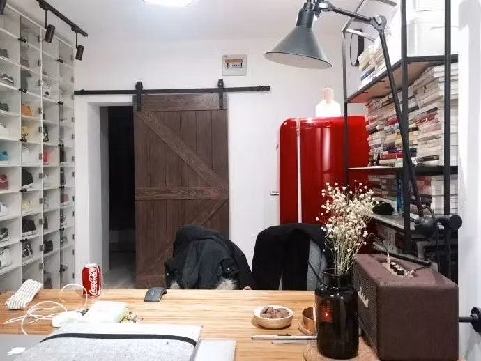 Allen biết rằng Jacon rất thích giày, vì thế tôn trọng sở thích của chồng, cô cũng yêu cầu thiết kế một tủ giày hoành tráng đặt ngay tại phòng làm việc của Jacob. Chiếc tủ có thể chứa được hàng trăm đôi giày.