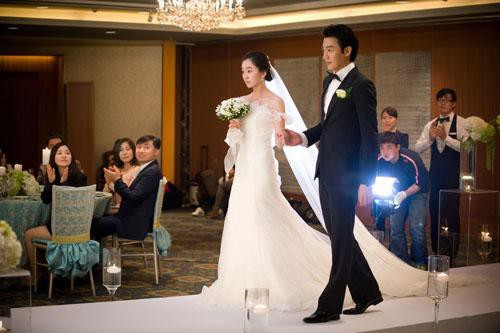 Ai hỏi về tôi mẹ chồng cũng nói dối rằng bố mẹ tôi đang làm kinh doanh bên nước ngoài rồi tự thêu dệt về một gia đình thông gia danh gia vọng tộc. (Ảnh minh hoạ)