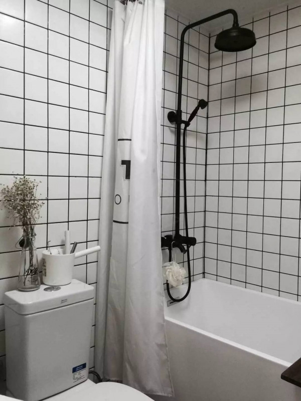 Thay đổi tiếp theo là phòng tắm, gạch men màu trắng cũ bẩn đã được thay mới hoàn toàn cùng với những đường kẻ màu đen, tạo ra không gian mới vừa hiện đại vừa mới mẻ. Phòng tắm cũng chỉ có vài mét vuông nhưng vẫn đủ để đặt một bồn tắm riêng biệt.