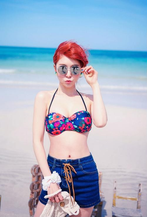 Diện áo bơi với quần short là mẹo phối đồ đi biển cực phù hợp với cô nàng mũm mĩm - Ảnh: Internet