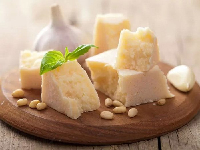 Phô mai: Không nên ăn phô mai khi nó đã bị hư hỏng. Đặc biệt là phô mai được làm từ sữa tươi có khả năng phát triển thành vi khuẩn khi bị hỏng, do đó không nên ăn.