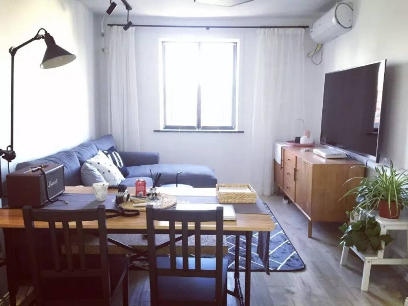 Ngay sau khi thiết kế và trang hoàng lại ngôi nhà, toàn bộ không gian đột nhiên thay đổi. Jacob và Allen cũng sử dụng nhiều nội thất bằng gỗ theo phong cách châu Âu.