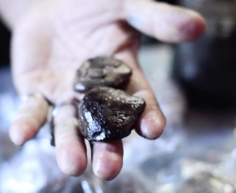 Nhiều thành viên còn ngậm những mảnh xương bánh chè của người để được "tàng hình". Ảnh: The Sun.