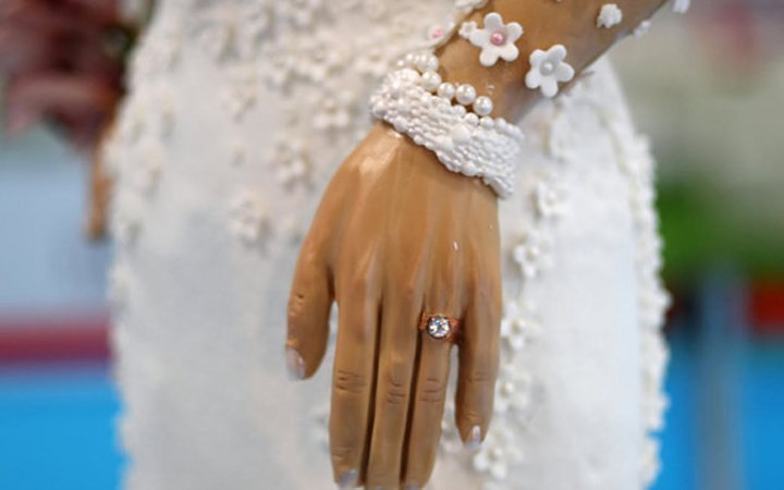 Để làm ra chiếc bánh, nghệ nhân đã sử dụng 1.000 quả trứng và 20 kg sô cô la thượng hạng. (Ảnh: Arabnews)