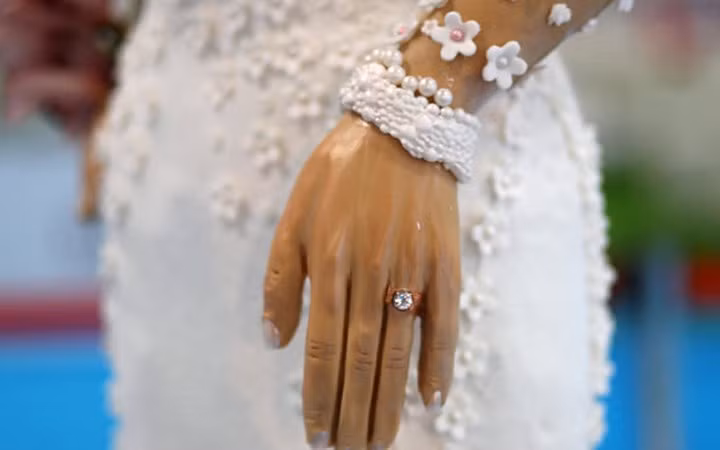 Để làm ra chiếc bánh, nghệ nhân đã sử dụng 1.000 quả trứng và 20 kg sô cô la thượng hạng. (Ảnh: Arabnews)