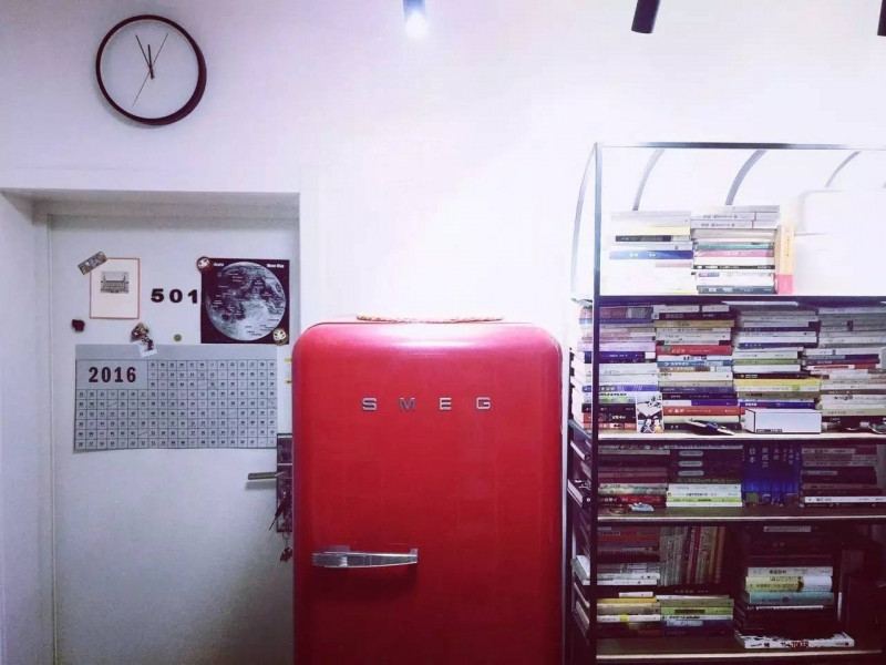 Giá sách, tủ lạnh được thiết kế tối giản, nhằm khiến không gian thoáng đãng hơn.