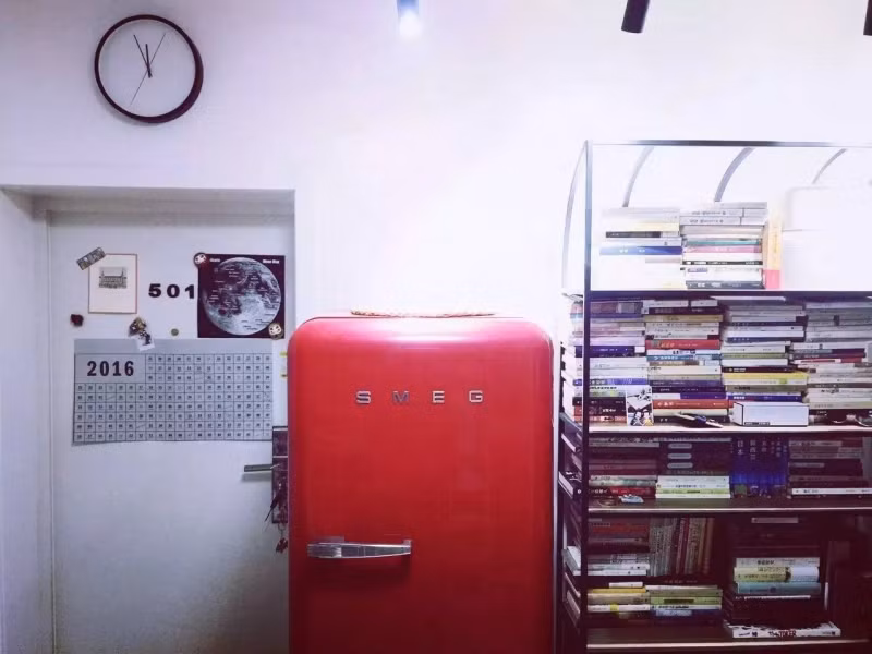 Giá sách, tủ lạnh được thiết kế tối giản, nhằm khiến không gian thoáng đãng hơn.