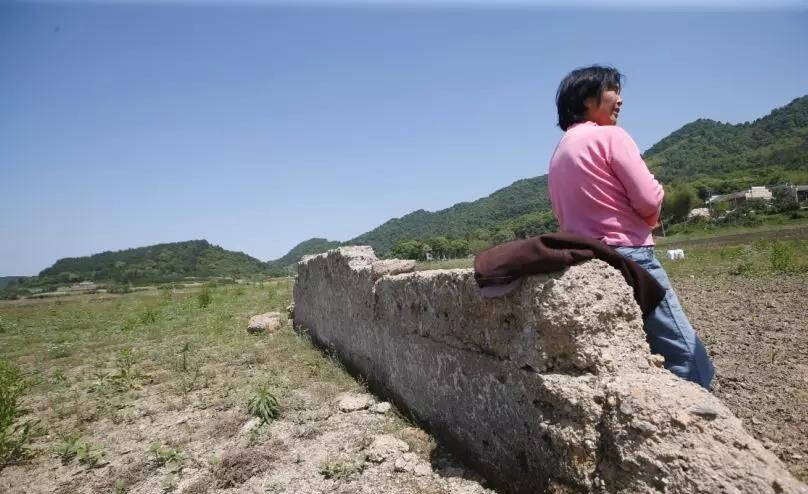 Một nhà khảo cổ và bức tường nhân chứng lịch sử. Mời quý vị xem video: Ngôi làng chênh lệch tới 20 độ/ngày