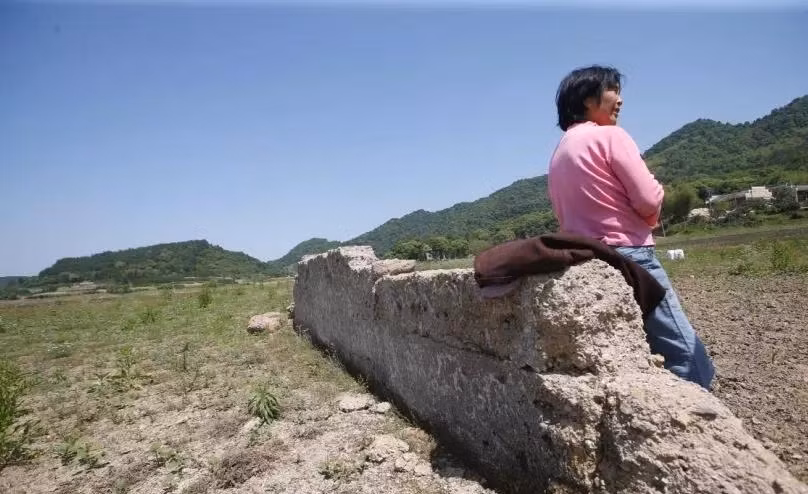 Một nhà khảo cổ và bức tường nhân chứng lịch sử. Mời quý vị xem video: Ngôi làng chênh lệch tới 20 độ/ngày