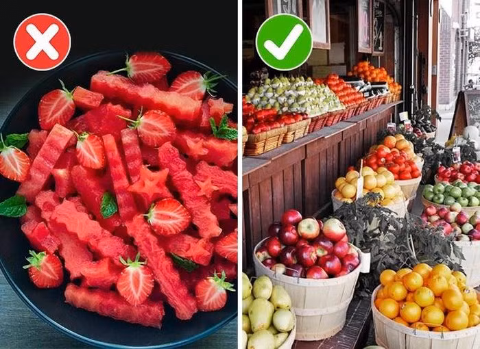 7. Hoa quả cắt sẵn Trái cây và rau được bày bán trong trạng thái đã được rửa và cắt chắc chắn phải trải qua bàn tay của nhiều người. Càng nhiều người tiếp xúc với thức ăn, cơ hội nó chứa vi khuẩn càng gia tăng. Hãy tự mua những trái cây tươi và tự tay cắt chúng ra.