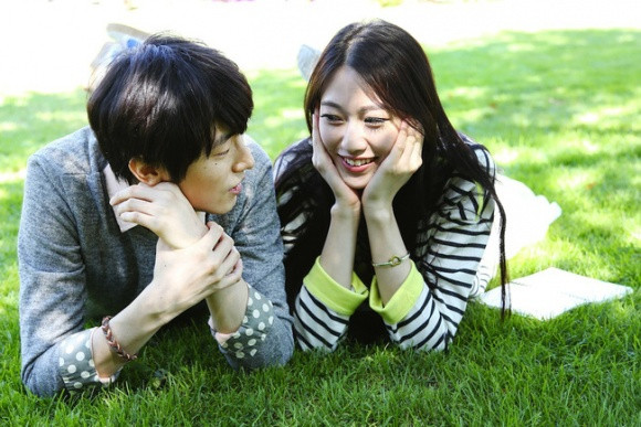 Anh dẫn em đi du lịch nội thành, đi ăn ở những quán ăn ngon. (Ảnh minh họa)