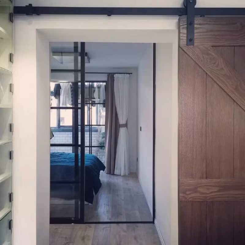 Toàn bộ ngôi nhà được lát sàn gỗ, đem đến cảm giác ấm cúng, thoải mái.