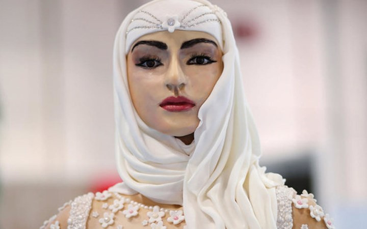 Chiếc bánh cưới độc đáo này mô phỏng hình dáng một cô dâu Ả rập. (Ảnh: Arabnews)
