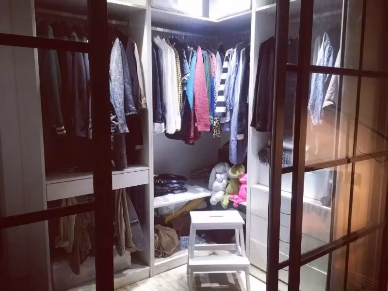 Có hẳn một phòng thay đồ dành cho hai vợ chồng, được thiết kế để phù hợp với không gian của ngôi nhà.