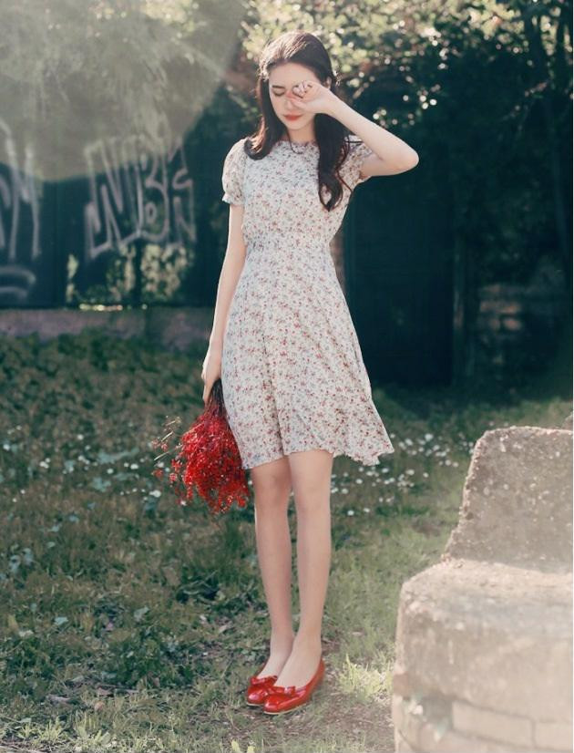 Đặc biệt, mỗi khi đi biển, bạn không nhất thiết phải cố gắng tìm cách diện bikini sao cho đẹp, chỉ cần chọn một chiếc váy xòe nhẹ nhàng, họa tiết hoa nhí cũng đã phù hợp - Ảnh: Internet