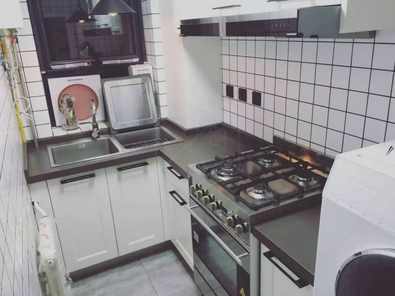 Phòng bếp cũng như vậy, mặc dù diện tích rất hẹp, thế nhưng được thiết kế và bố trí hợp lý, không hề bừa bộn và gây cảm giác khó chịu. Chỉ trong vòng 3 tháng căn nhà cũ nát đã lột xác trở thành một ngôi nhà trong mơ dành cho đôi vợ chồng trẻ. Thi thoảng cặp vợ chồng cũng sẽ thử thay đổi ánh sáng, thêm thắt một vài loại cây để mang lại một cái nhìn mới cho ngôi nhà.