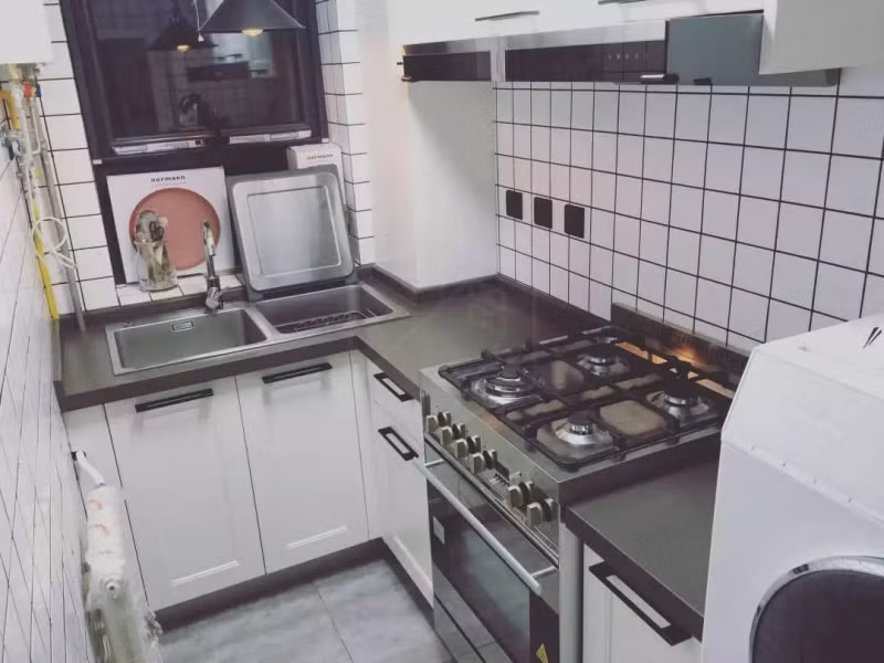 Phòng bếp cũng như vậy, mặc dù diện tích rất hẹp, thế nhưng được thiết kế và bố trí hợp lý, không hề bừa bộn và gây cảm giác khó chịu. Chỉ trong vòng 3 tháng căn nhà cũ nát đã lột xác trở thành một ngôi nhà trong mơ dành cho đôi vợ chồng trẻ. Thi thoảng cặp vợ chồng cũng sẽ thử thay đổi ánh sáng, thêm thắt một vài loại cây để mang lại một cái nhìn mới cho ngôi nhà.