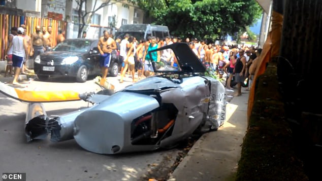 Dang di bo tren duong, bi truc thang roi trung chet tham-Hinh-3