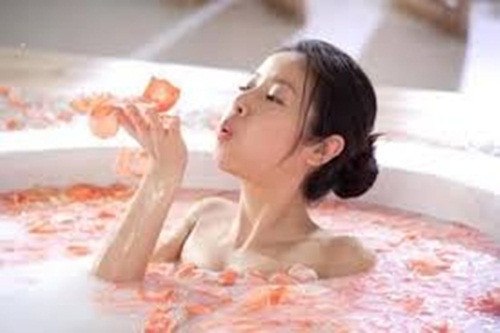 Làm nước tắm. Thêm nước hoa hồng vào nước tắm không chỉ kích thích mùi hương mà còn làm dịu tâm trí của bạn, thúc đẩy thư giãn, giảm stress và thư giãn tốt hơn. Hãy thử ngay cách này vào một ngày cuối tuần rảnh rỗi và tận hưởng cảm giác thư thái như đang ở Spa.