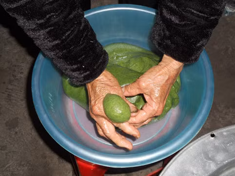 Đầu tiên người ta hông xôi và nầm lá ngải sau đó cho hai nguyên liệu này giã cùng nhau cho đến khi nó hòa quyện màu xanh. Nhân bánh sẽ được làm từ vừng đèn trộn đường phên. Công đoạn cuối cùng là phết lớp sáp ong khi chiếc bánh còn nóng hổi để nó có độ bóng đẹp.