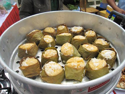 Bánh bò thốt nốt. Có thể nói cây thốt nốt là linh hồn của vùng đất Khmer nam bộ và do vậy món ăn làm từ loại quả này cũng vô cùng nhiều, thế nhưng ít ai biết đến món bánh bò thốt nốt cực kỳ lạ miệng.