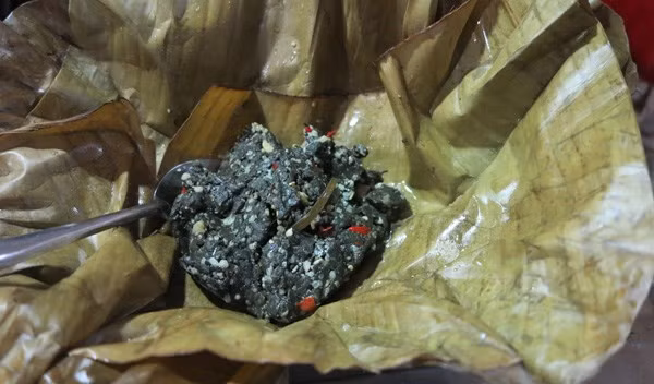 Bánh mọc rêu có nhân là thịt, gia vị sả ớt và hạt tiêu (mắc khén) trộn đều cùng rêu giã nát. Sau đó, bánh được hấp trong lá chuối khoảng 1 giờ đồng hồ cho đến khi gia vị ngấm vào từng thớ rêu. Hương vị rêu hòa quyện cùng các loại gia vị sẽ làm cho thực khách ăn một lần nhớ mãi. Chính vì thế mà nó trở thành món ăn đặc sản của vùng đất này.