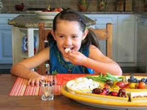 Những loại rau quả sau là điển hình cho những dưỡng chất cần thiết đối với sức khỏe thể chất và trí não của trẻ em. Hãy khắc sâu vào tâm trí bé những loại rau quả sau.